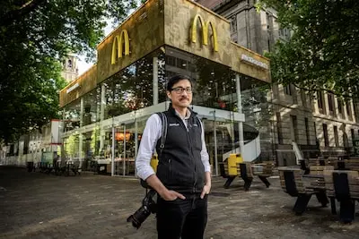 ar20250602 4893 gary reisde de wereld over om foto s te maken van mcdonald s hij maakte een boekje de macatlas deze op de coolsingel is een van de mooiste foto frank de roo