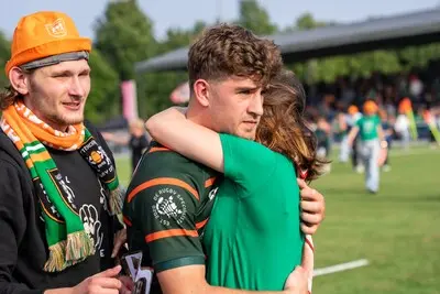 ar202506029 amsterdam 09062025 20250609 rugby rrc hrc finale teleurstelling bij rrc speler en wordt getroost