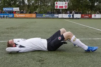 ar20250605 0281 rotterdam voetbal melvin winterberg kan zijn tranen niet bedwingen na het verlies tegen v o c en wordt getroost door joey kleijn tijdens de wedstrijd v o c nieuwenhoorn foto carla vos cor vos 2025