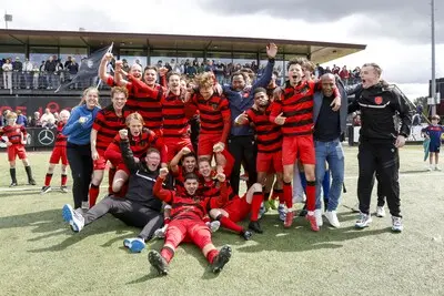 ar20250605 0281 rotterdam voetbal vreugde v o c feest na de 3 1 overwinning 6 1 teamfoto tijdens de wedstrijd v o c nieuwenhoorn foto carla vos cor vos 2025
