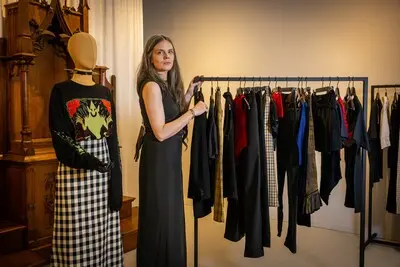 ar20250612 0877 milena van den berg in haar winkel hello darkness toelichting milena opent vrijdag een winkel met vintage kleding en producten voor een alternatieve lifestyle foto frank de roo