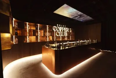 bezoekers leren hier over de geschiedenis van het familiebedrijf en maken zelf cocktails
