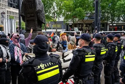 bij de demonstratie op de coolsingel werden ruim negentig personen aangehouden