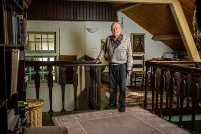 binnenkijken bij john van den berg aan de overschiese dorpsstraat foto frank de roo
