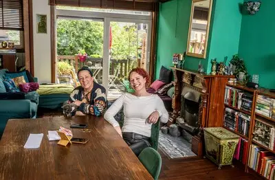 binnenkijken twee platonische vriendinnen zijn die al 21 jaar samenwonen ze hebben allebei een eigen verdieping in schiedam foto frank de roo