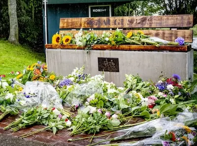 bloemen bij het monument voor de slachtoffers van het truckdrama