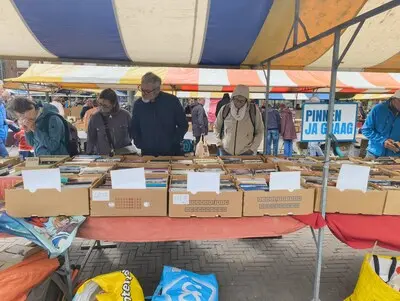 boeken en vinylmarkt op marelplein in maassluis