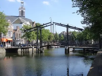 buiten het vaarseizoen worden bruggen alleen op aanvraag bediend