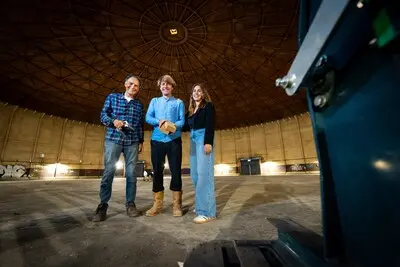 de architect en directeur van het project stadsgrond georges taminiau midden en de 24 jarige jil oskam rechts met haar vader rokus links van de gelijknamige steenpersmachines