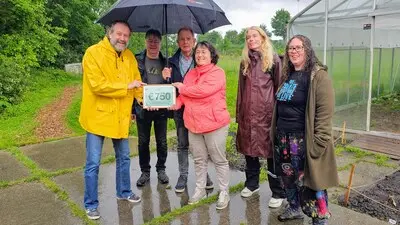 de overhandiging van de cheque viel in goede aarde