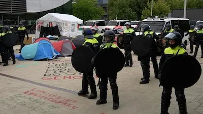de pro palestijnse demonstranten die sinds vorige week donderdag op het terrein van de erasmus universiteit bivakkeerden zijn zondagavond om 20 00 uur vertrokken