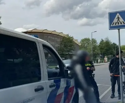 de scooterrijder raakte zijn scooter kwijt