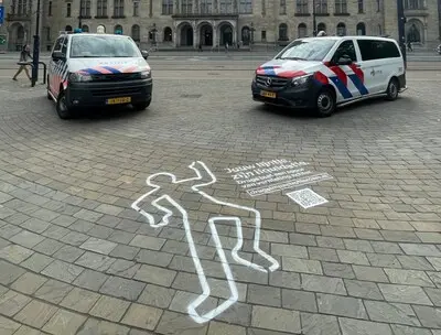 de tekening op het stadhuisplein een van de twintig plekken waar de afbeelding is aangebracht