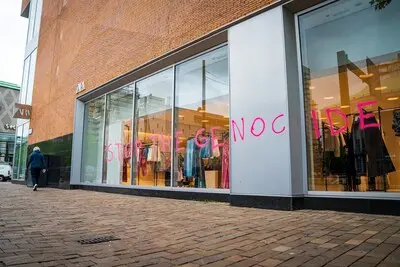 de zara winkel op de coolsingel is beklad daar is met roze verf stop the genocide op de ruiten gespoten