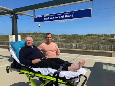 eelco geill en zijn collega maurits van de sande wachtend op de metro op station hoek van holland strand