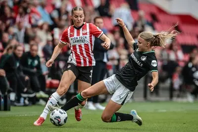 eindhoven 17 05 2025 philips stadium azerion eredivisie vrouwen psv feyenoord women season 2024 2025 during the match psv feyenoord women psv player fleur stoit feyenoord player noelle van der sluis