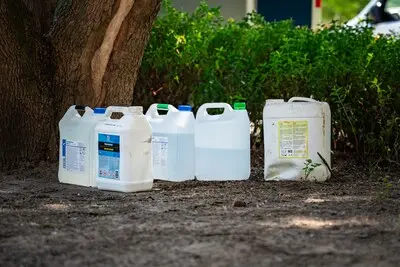 er werden vijf jerrycans van vijf liter gevonden