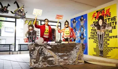evelien de jong rechts en haar dochter mees links geven een performance