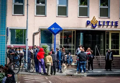 extinction rebellion voor de deur van het politiebureau aan het doelwater in rotterdam om de demonstranten op te vangen die gister zijn gearresteerd tijdens een protest foto frank de roo