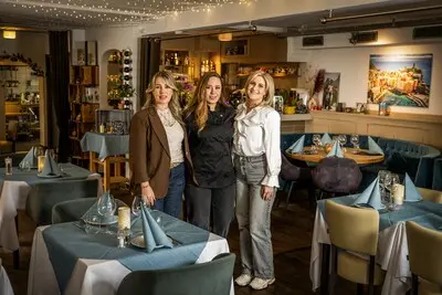 gouden pollepel divina cucina in oud beijerland v l n r adriana spera eigenaresse en gastvrouw gabriella ficarelli eigenaresse en chef kok lindsay van damme gastvrouw foto frank de roo