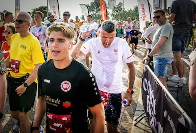 hardlopers aan de start in de haven van de vuurtoren loop in hoek van holland de halve marathon werd afgelast vanwege de hitte 30 graden nu kon er alleen de 10 kilometer worden gelopen