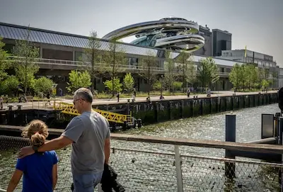 hoe gaat het op katendrecht nu het fenix is open gegaan het nieuwe museum op de kaap sommige bewoners zijn blij andere minder omdat er oa geen parkeerplek meer is foto frank de roo
