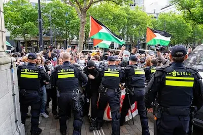 honderden demonstranten voeren actie bij het rotterdamse stadhuis