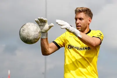 katwjk 02 09 2023 sportpark de krom betnation dutch tweede divisie football season 2023 2024 match between katwijk vs noordwijk katwijk goalkeeper jean paul van leeuwen