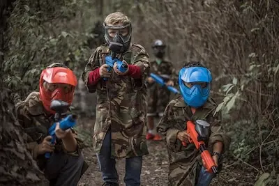 kinderen vanaf 8 jaar kunnen tijdens de broekpolderdag paintballen in vlaardingen