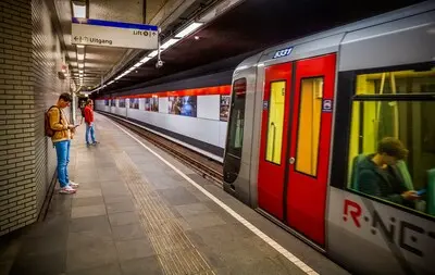 metro station coolhaven man 30 duwt vrouw na ruzie op spoor in rotterdam op metro station coolhaven foto frank de roo