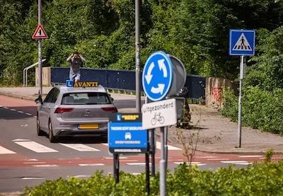 nederland rotterdam 06 06 2025 lesautos vlakbij het cbr bij de gordelweg foto jan de groen