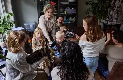 nederland rotterdam 21 10 2023 lisa en simon bal en familie na plotseling overlijden van zwager marco hebben ze er de zorg over zijn vier dochters bij gekregen foto jan de groen