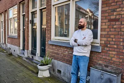 nederland rotterdam 25 03 2024 buurtbewoner roy van lieshout bij leegstaande woningen aan de jungeriusstraat in de tarwewijk foto jan de groen