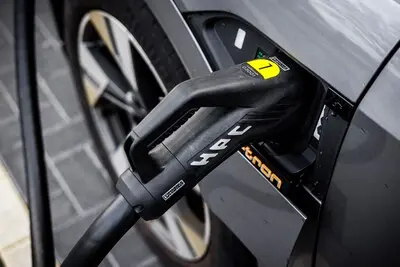 nederweert een elektrische auto bij een snellader van fastned de aanbieder van laadpalen maakt een forse groei door en heeft ruim 175 snellaadstations langs de nederlandse snelwegen