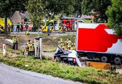 nieuw beijerland hulpverlening op de plek van het ongeluk in het zuid hollandse nieuw beijerland is een vrachtauto van de dijk gereden waardoor meerdere mensen gewond zijn geraakt aldus de politie anp jeffrey groeneweg