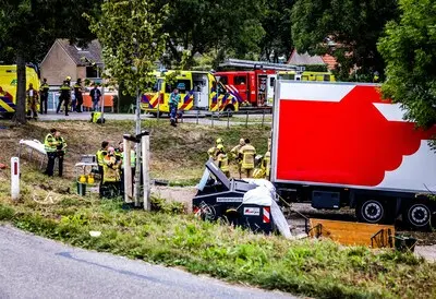 nieuw beijerland hulpverlening op de plek van het ongeluk in het zuid hollandse nieuw beijerland is een vrachtauto van de dijk gereden waardoor meerdere mensen gewond zijn geraakt aldus de politie anp jeffrey groeneweg