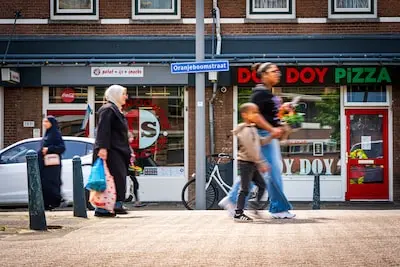 nl20250604 0041 martin goncalves eigenaar van sociaal cafe onder de oranjeboom op de oranjeboomstraat in rotterdam