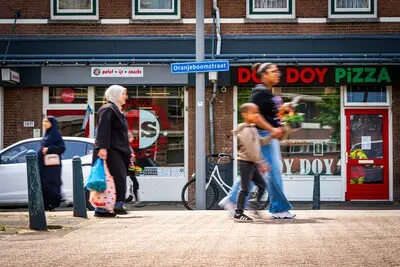 nl20250604 0041 martin goncalves eigenaar van sociaal cafe onder de oranjeboom op de oranjeboomstraat in rotterdam