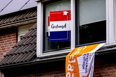 oosterhout netherlands 12 06 2024 de vlag kan uit duizenden scholieren kregen te horen dat ze geslaagd zijn