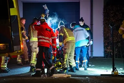 politie en hulpverleners zijn ter plekke op de prins mauritsstraat waar een voetganger is aangereden om 04 30 het slachtoffer een 18 jarige man uit de lier is overleden en de vier inzittenden van de auto zijn aangehouden