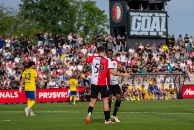 rotterdam 31 05 2025 stadium feijenoord de kuip dutch eredivisie football season 2024 2025 match between feyenoord u21 and sc cambuur u21 joey de bie scores the 1 1 and celebrates with antoni milambo