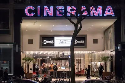 rotterdam op de valreep voor de lockdown nog even een film kijken in de bioscoop cinerama foto arie kievit