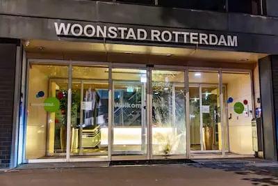 schade aan toegangsdeuren na explosie bij woningcorporatie aan rochussenstraat