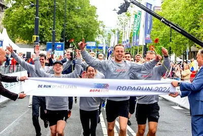 serie afgekocht adr ar20240514 0027 de aankomst van het eerste team van de roparun op de coolsingel foto bart hoogveld