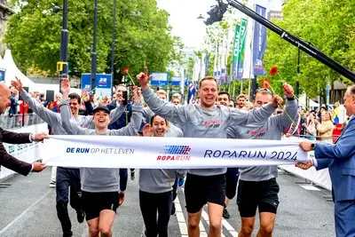 serie afgekocht adr ar20240514 0027 de aankomst van het eerste team van de roparun op de coolsingel foto bart hoogveld