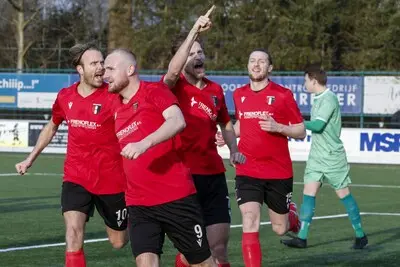 serie afgekocht adr ar20250206 0022 ridderkerk voetbal vreugde na de 2 1 van 9 bas mulder met 10 remco buist 7 zepp jacobs en 15 casper gerritse treurnis spirit tijdens de wedstrijd sv slikkerveer spirit foto carla vos cor vos 2025