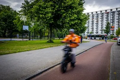 serie afgekocht adr ar20250521 3928 rotonde van fatbikemishandeling op de beukelsdijk in rotterdam een vader werd mishandelt omdat hij eerder iets zijn van een fatbiker met een telefoon in zijn handen foto frank de roo