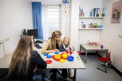 serie afgekocht adr de stotter poli in het sophia kinderziekenhuis kinderen die veel stotteren komen hier om ouders les te geven hoe er mee om te gaan en kinderen leren hoe ze er meer moeten omgaan foto frank de roo