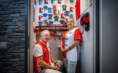 serie afgekocht adr hans en bep bak op hun feyenoord wc in prinsenland foto frank de roo
