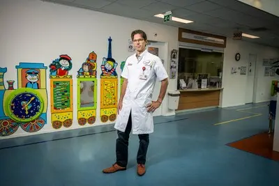 serie afgekocht adr kinderarts paul de laat in het sint fransiscus gasthuis foto frank de roo